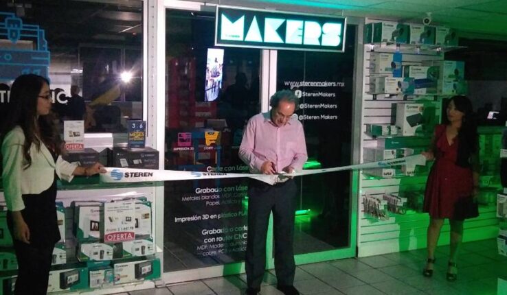 Corte de listón inauguración Steren Makers