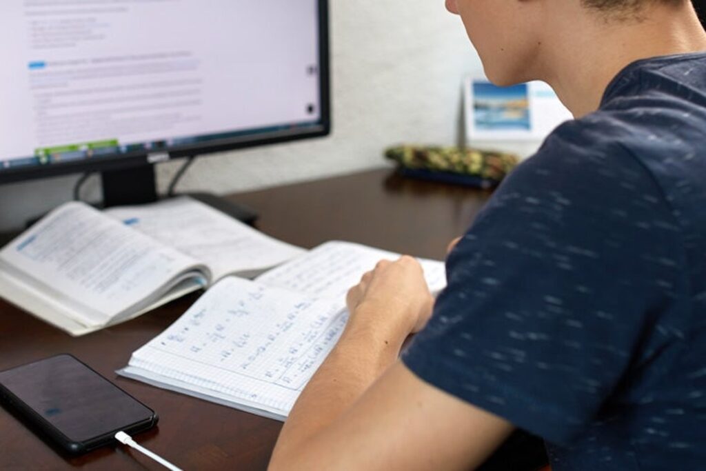 Los mexicanos afirman que sus hijos usan PC de escritorio para las clases en línea
