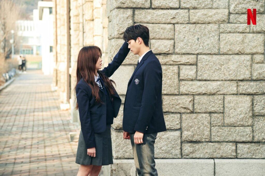 Jo-jo y Sun-oh en Love Alarm, Netflix.
