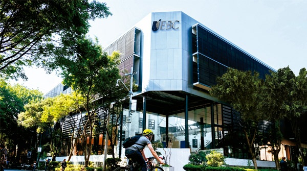 Escuela Bancaria y Comercial 1