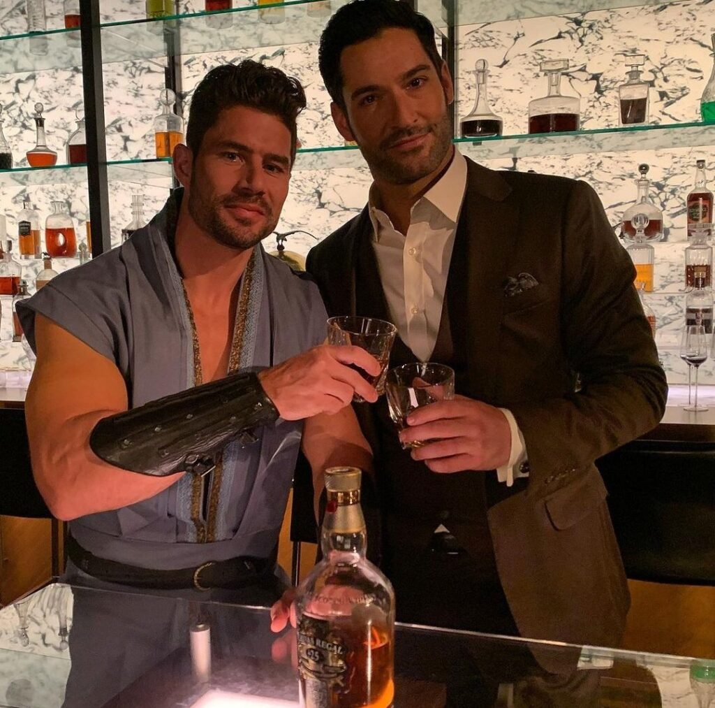 Lucifer brindando