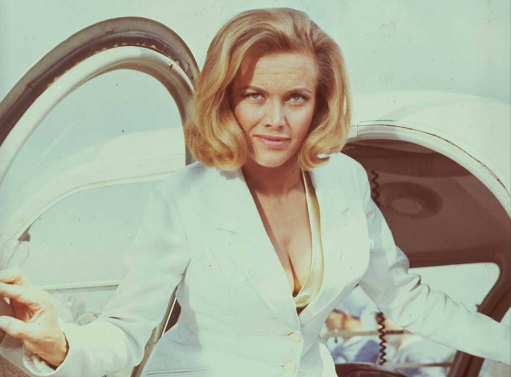 Honor Blackman en James Bond 1964