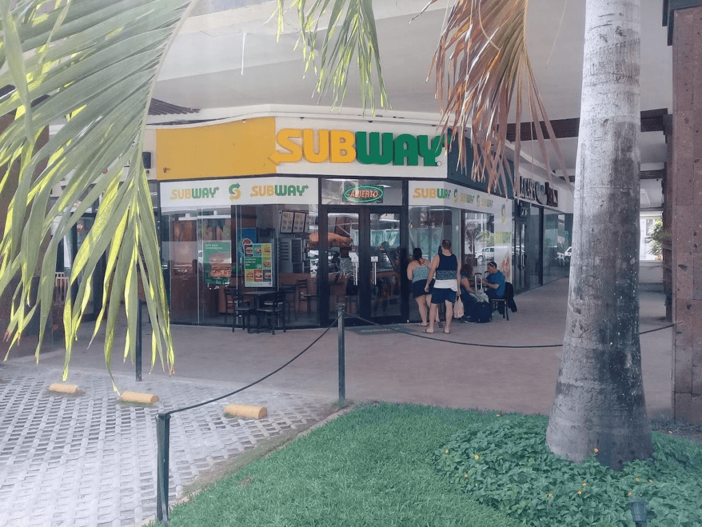 Subway playa mamitas
